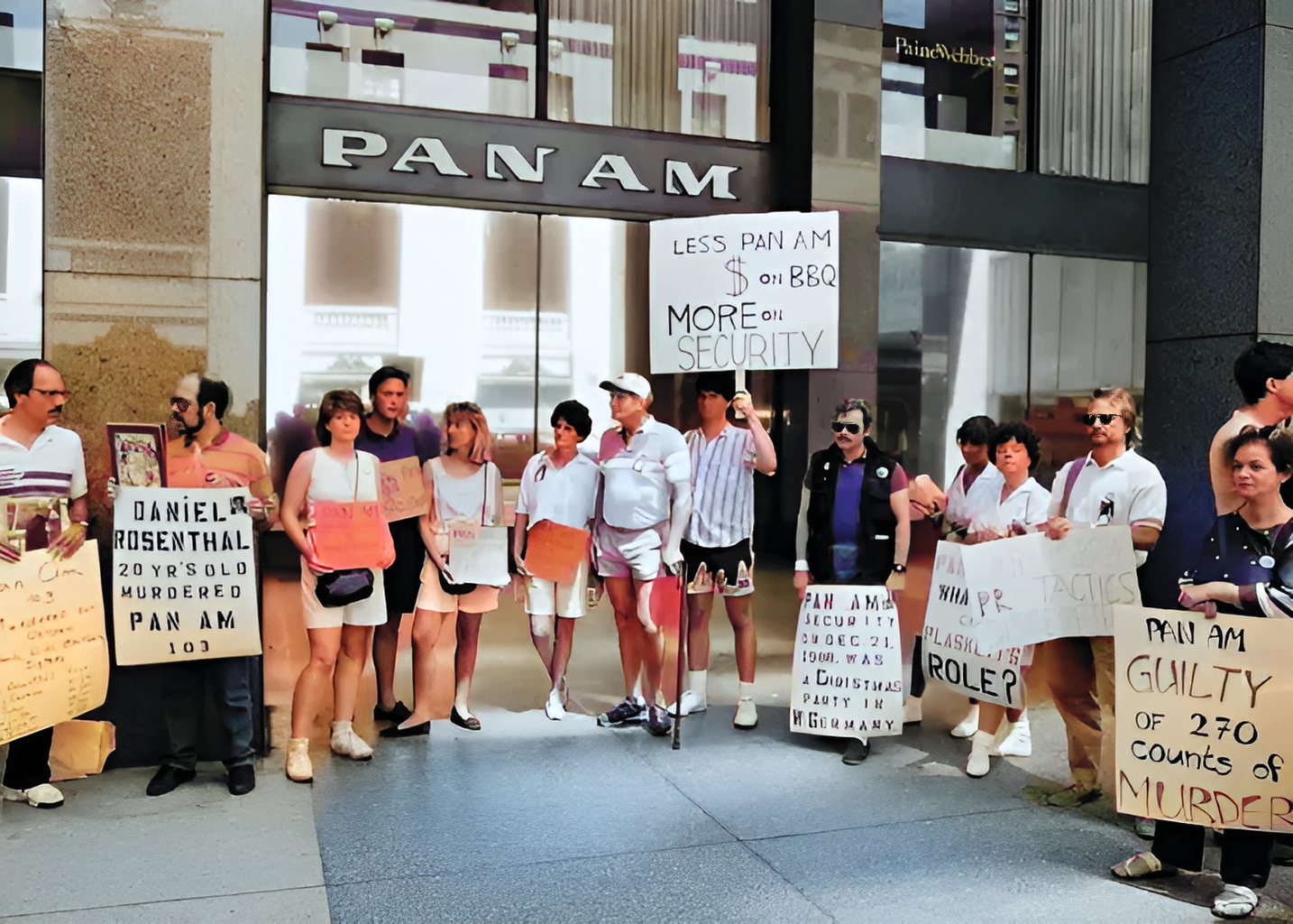 families-demonstrate-in-front-of-the-pan-am-building-in-new-york